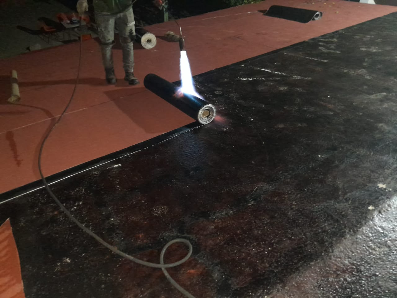 Aplicación de impermeabilizante con soplete en techo, trabajo realizado por Grupo Umbra