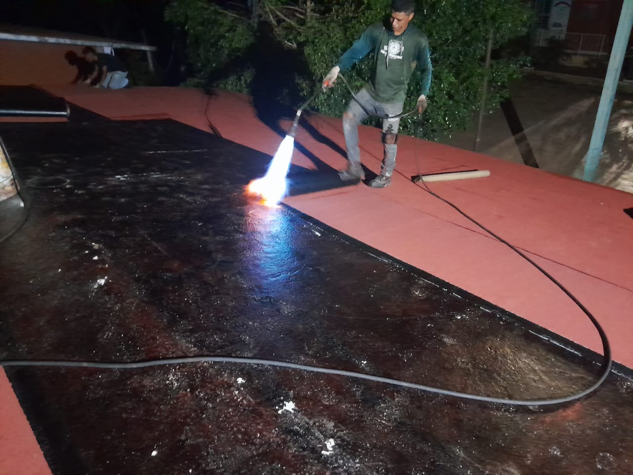 Colocación de membrana impermeabilizante en azotea, trabajo realizado por Grupo Umbra