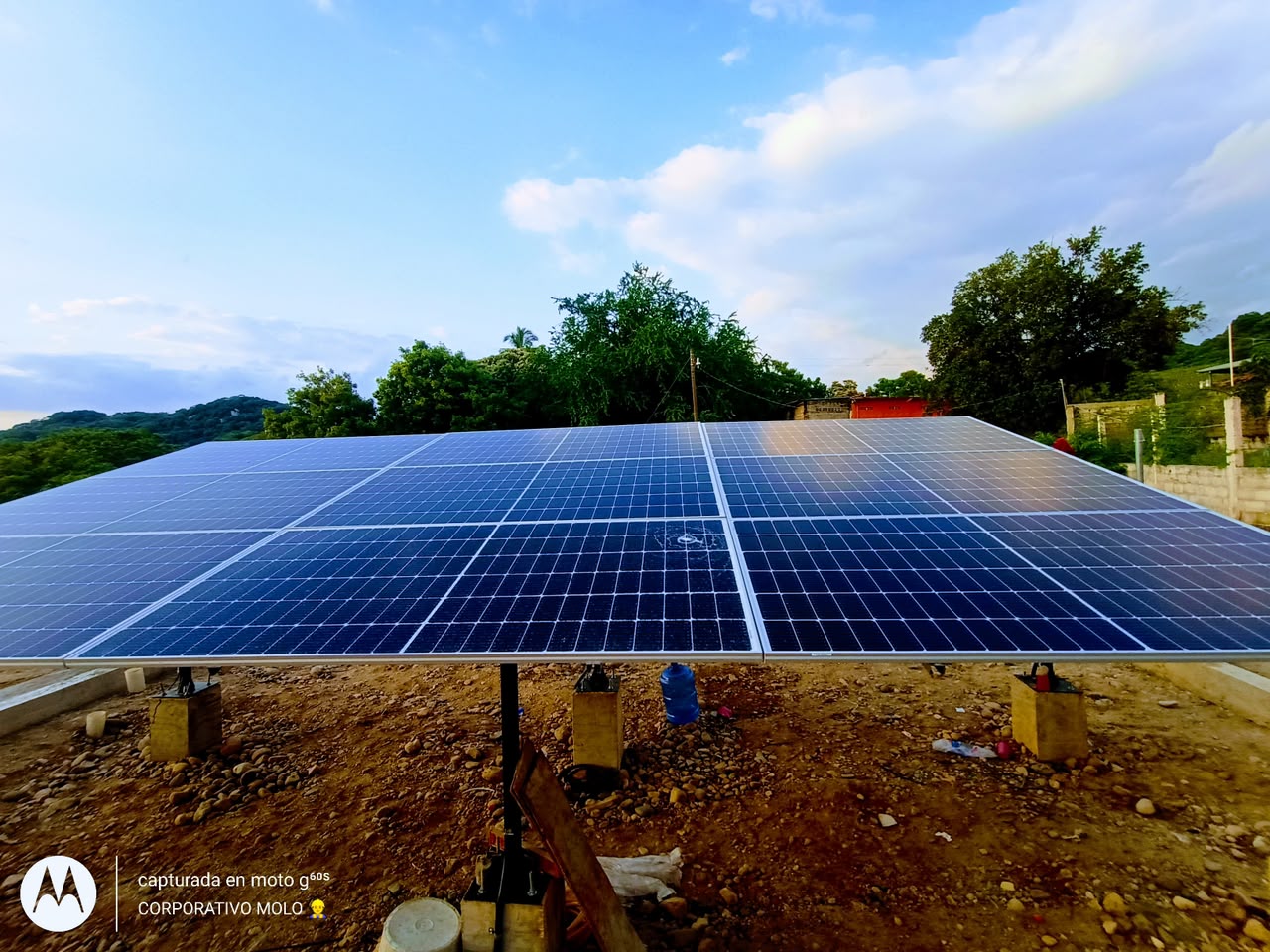 Paneles solares instalados sobre estructura de soporte, trabajo realizado por Grupo Umbra