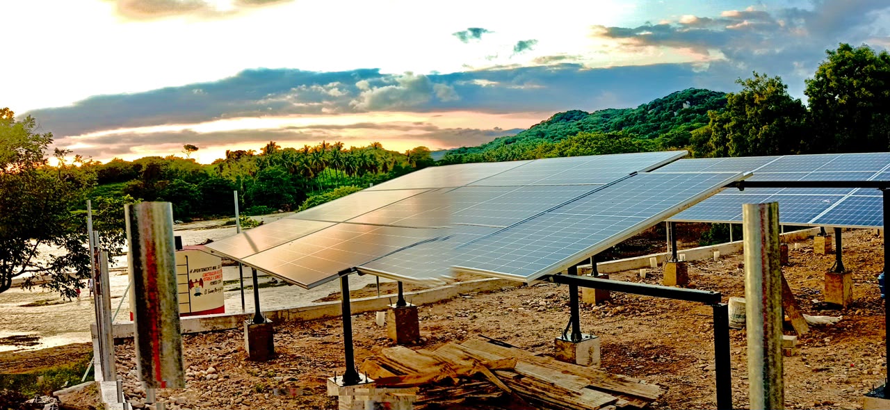 Sistema fotovoltaico instalado en exterior, trabajo realizado por Grupo Umbra